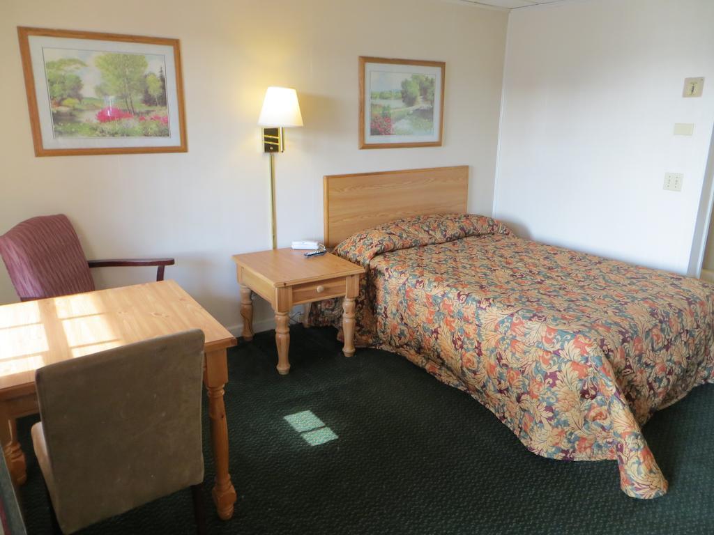 Pine Crest Motor Lodge Holly Springs Room photo